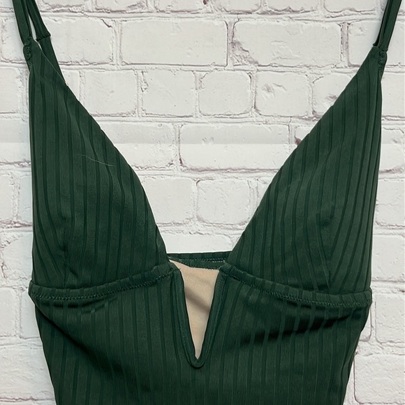 Shade & Shore Ribbed Plunge Front V-Wire One Piece Swimsuit - Picture 4 of 15